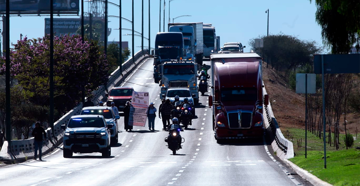 Protestan transportistas en carreteras por inseguridad