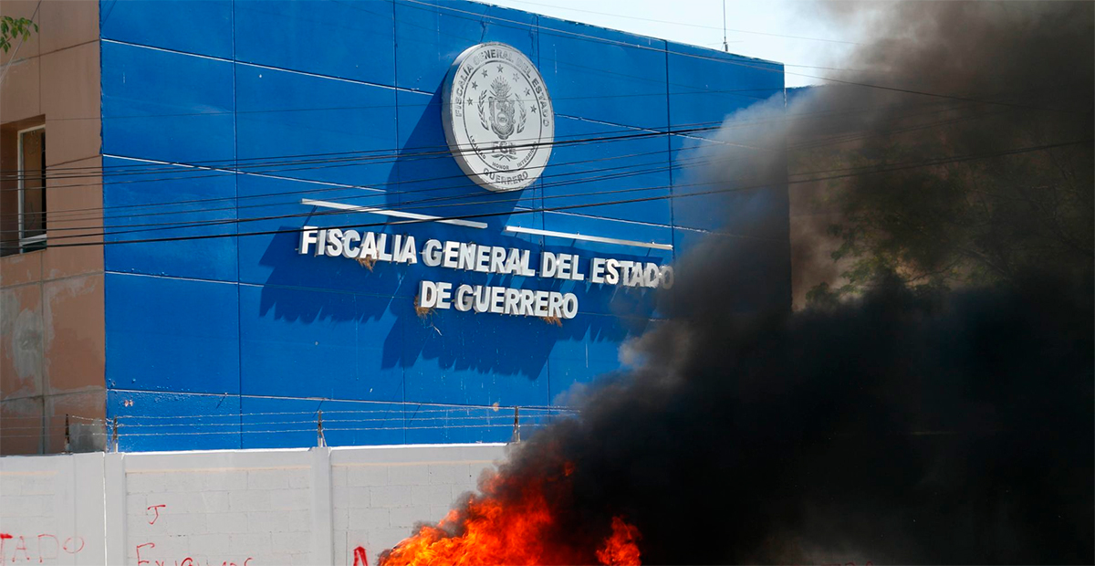 Dos presuntos policías estatales implicados en el asesinato de normalista de Ayotzinapa se entregan a la FGR