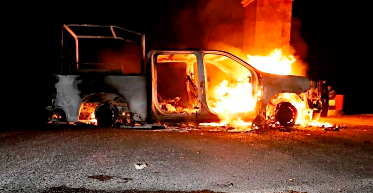 Jóvenes incendian camionetas de la Guardia Nacional en Guerrero tras asesinato de normalista