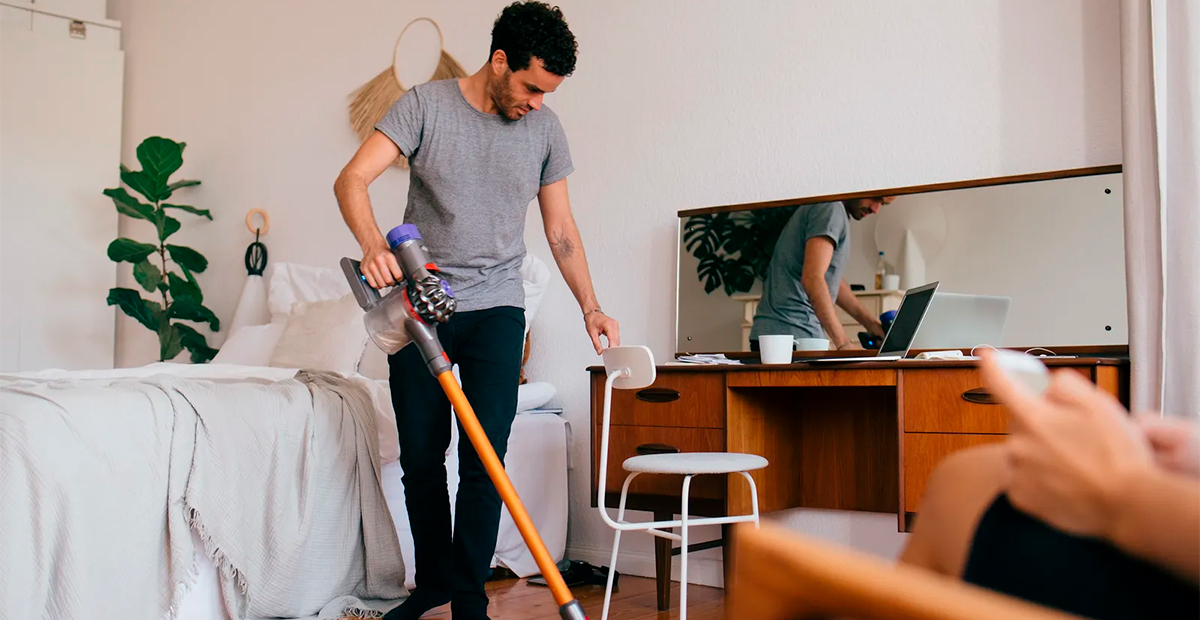 Hombre pide compensación económica por labores domésticas