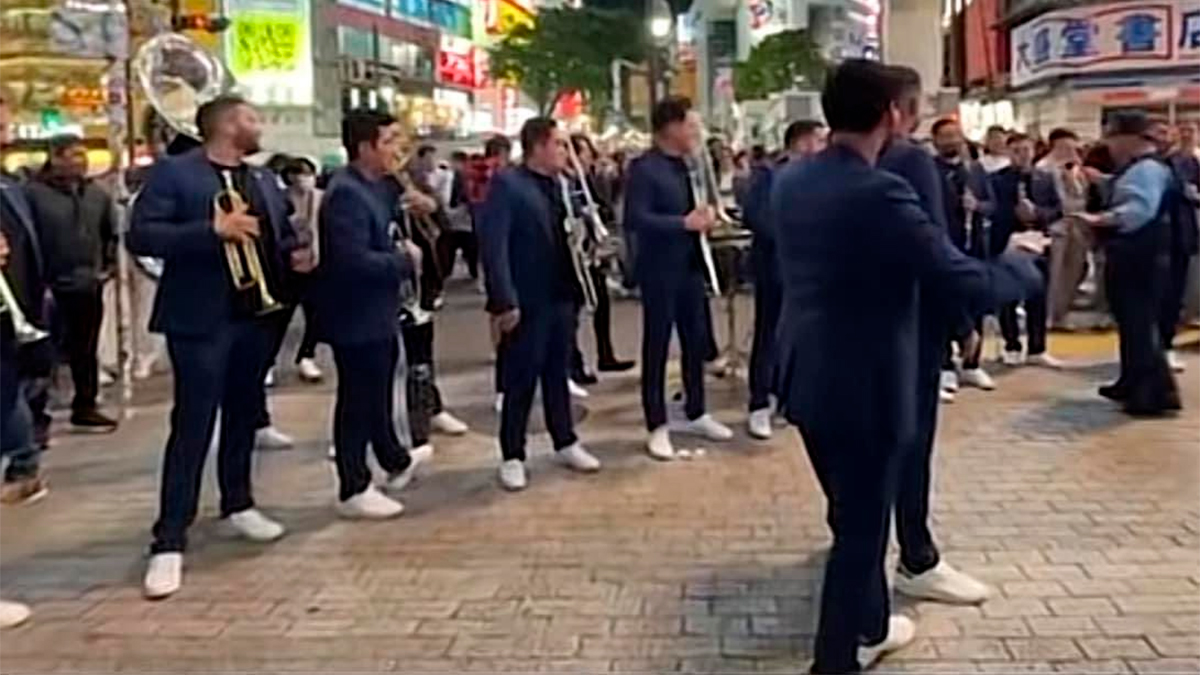 Banda El Recodo sorprende con una tocada en las calles de Tokio durante su gira en Japón