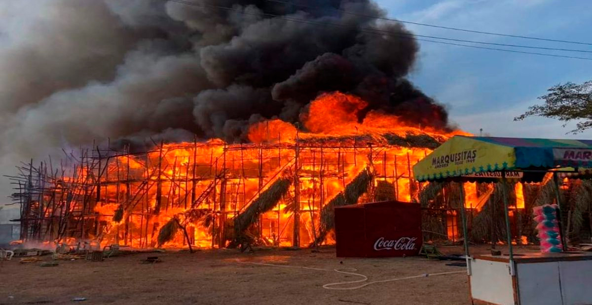 Incendio consume plaza de toros recién construida durante feria en Panabá, Yucatán