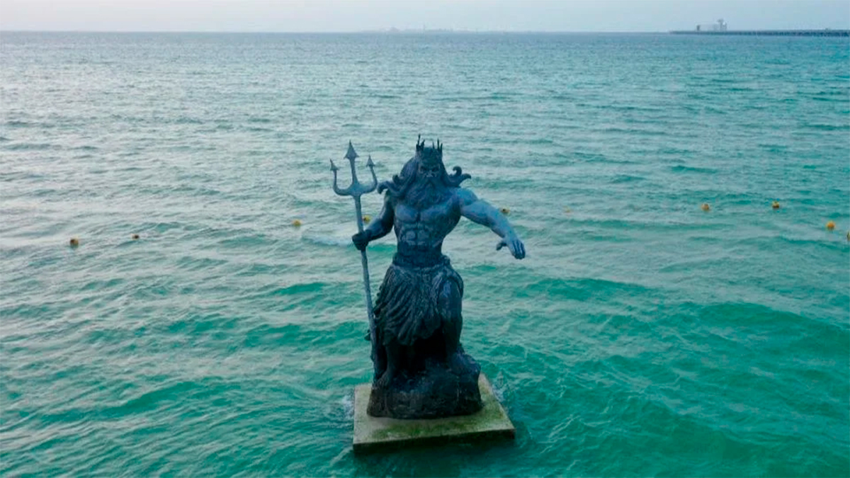 Habitantes de Puerto Progreso culpan a estatua de Poseidón por tormentas