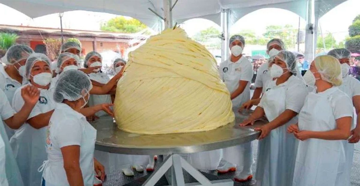Oaxaca rompe récord Guinness con el quesillo más grande del mundo en la Expo Feria 2024