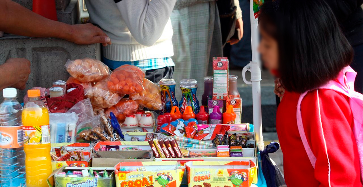 Organizaciones demandan a la SEP por retraso en lineamientos contra comida chatarra en escuelas