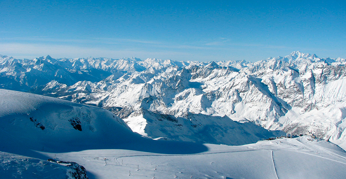 Deslizamiento de tierra aísla a 2,200 turistas en los Alpes Suizos