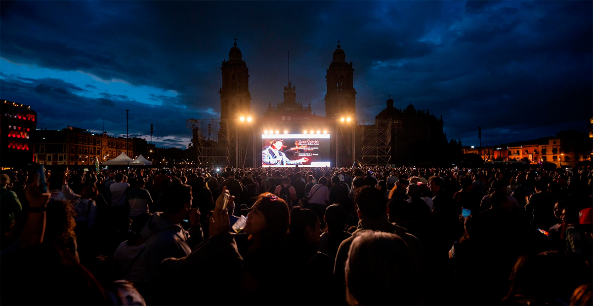 Homenaje a Juan Gabriel en el Zócalo reúne a miles en una noche llena de nostalgia