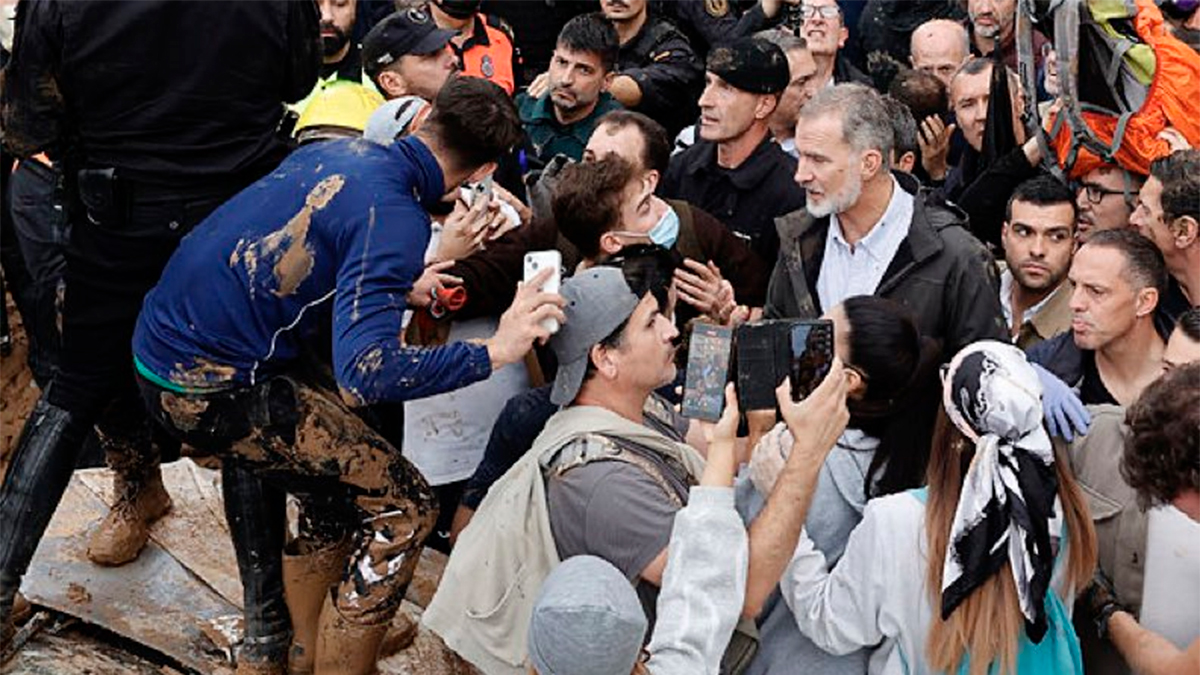 Vecinos de Paiporta reciben con protestas y lodo a Felipe VI y autoridades por falta de ayuda