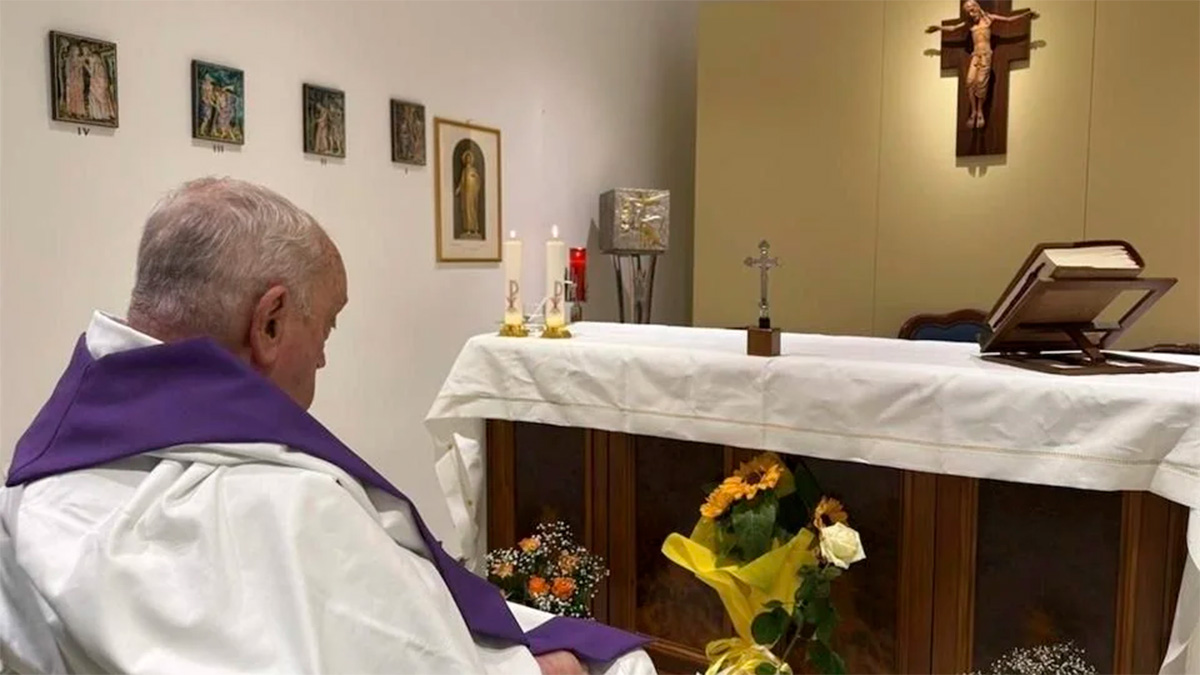 El Vaticano difunde primera imagen del papa Francisco tras un mes de hospitalización