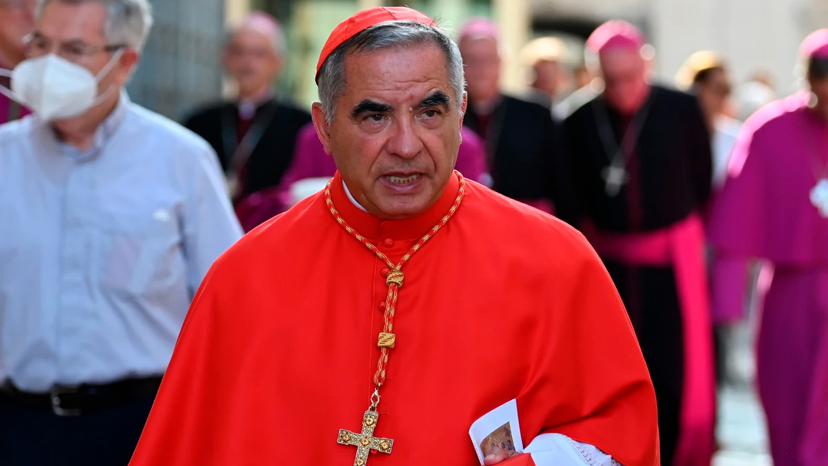 El cardenal Becciu renuncia a participar en el cónclave tras polémica por su condena
