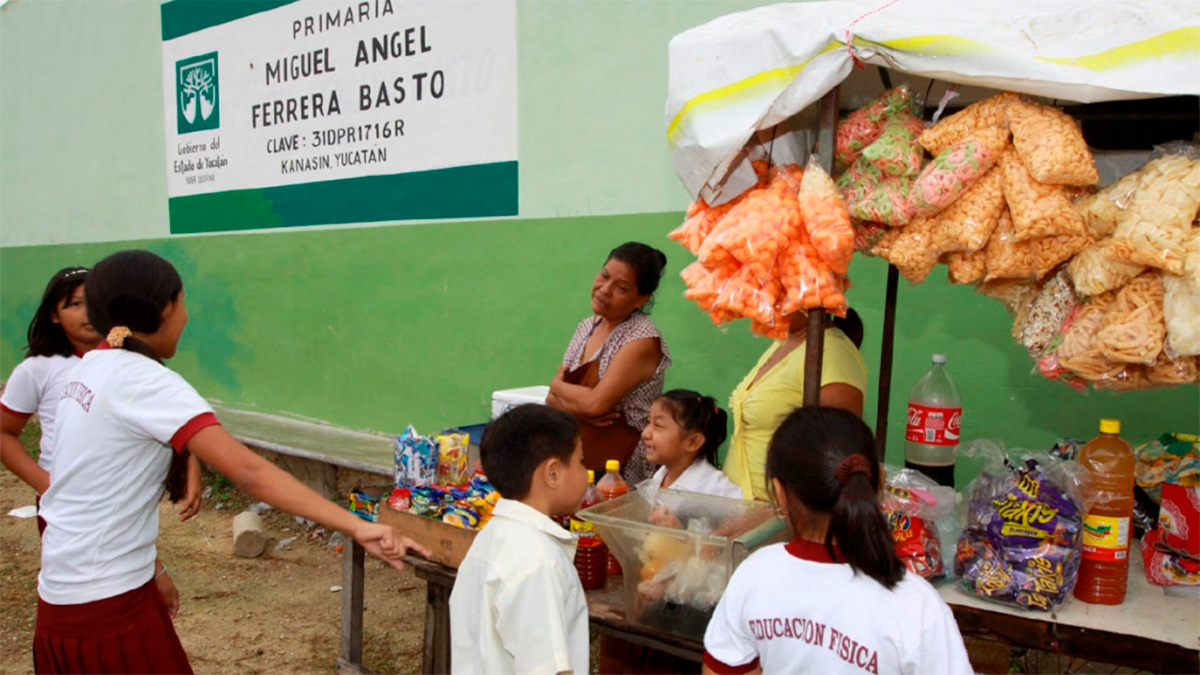 SEP busca revertir prohibición de comida chatarra en escuelas; eliminaría sanciones y verificación sanitaria