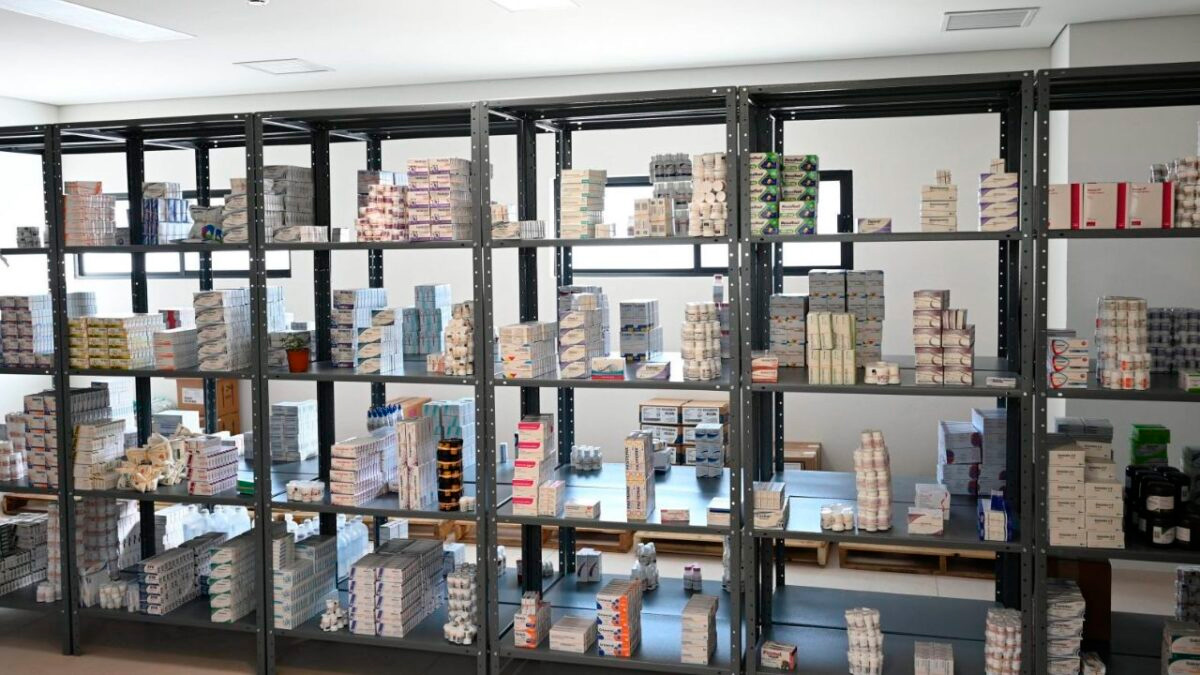 Inhabilitan a farmacéutica por corrupción; investigan a otras 17 por sobreprecios y falsificación
