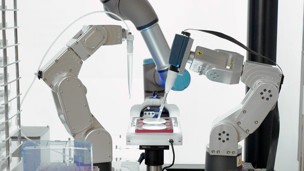 Nace el primer bebé concebido con inteligencia artificial y robótica en México