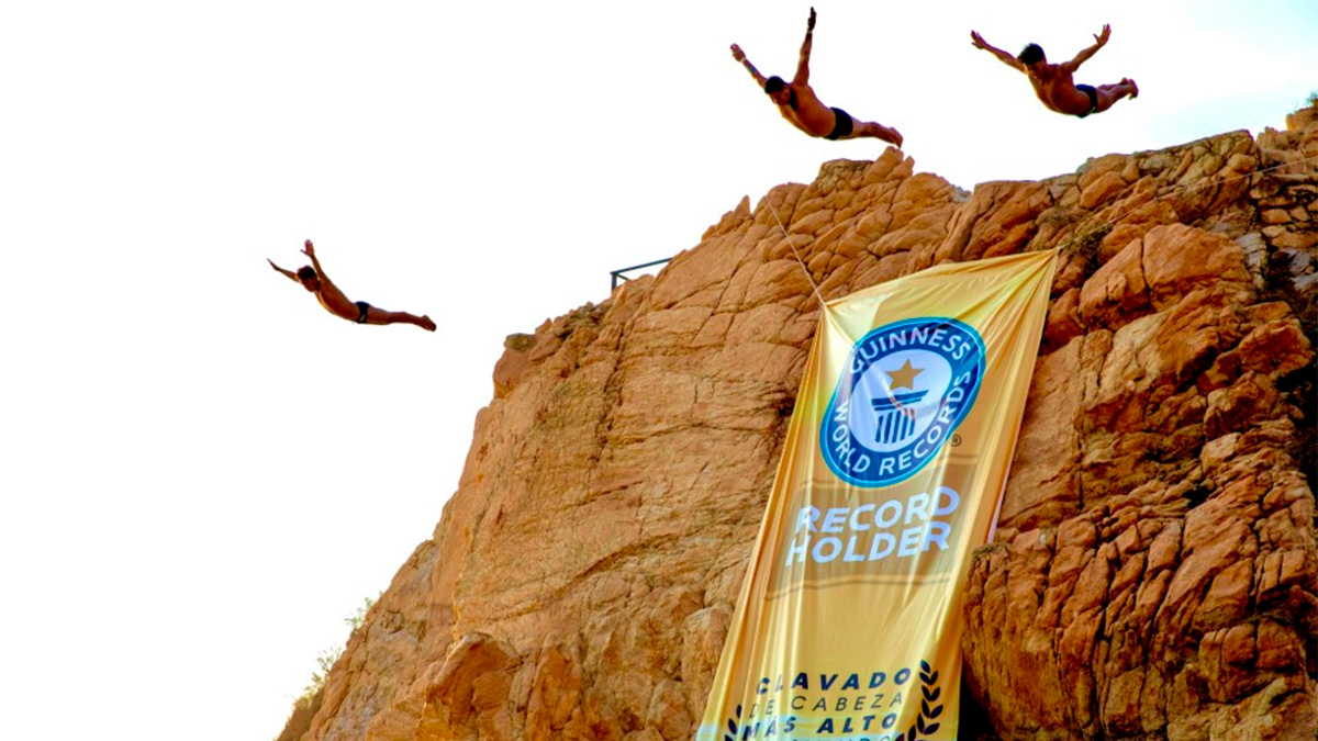 Clavadistas de La Quebrada hacen historia con récord Guinness por cinco millones de saltos