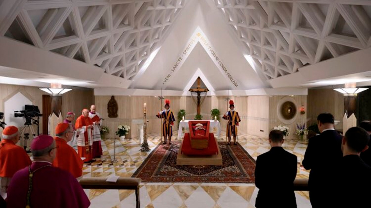 El Vaticano muestra imágenes del cuerpo del Papa Francisco; se preparan funerales y cónclave