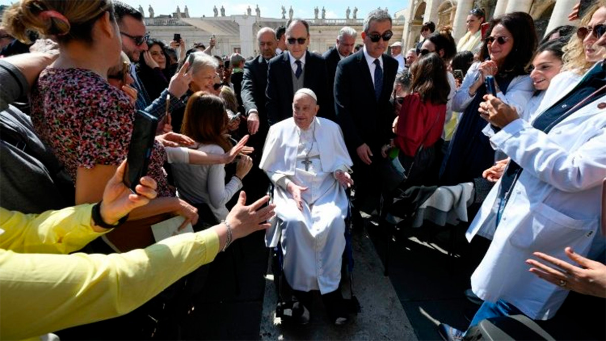 El Papa Francisco reaparece en el Vaticano tras larga convalecencia