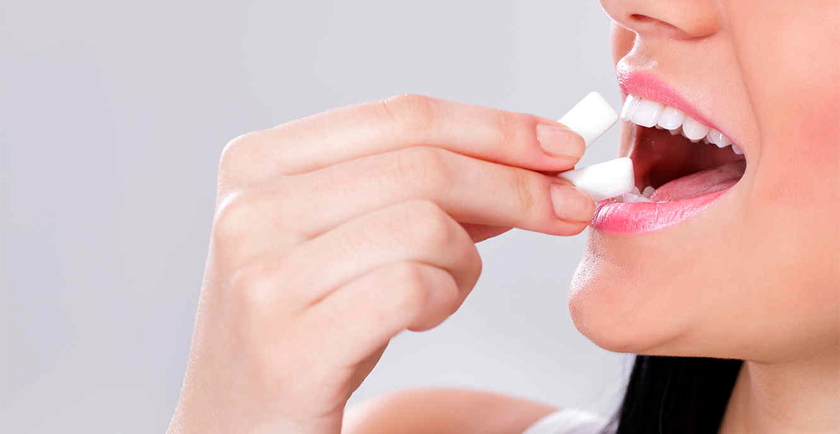 Chicles liberan cientos de microplásticos en la boca, revela estudio científico