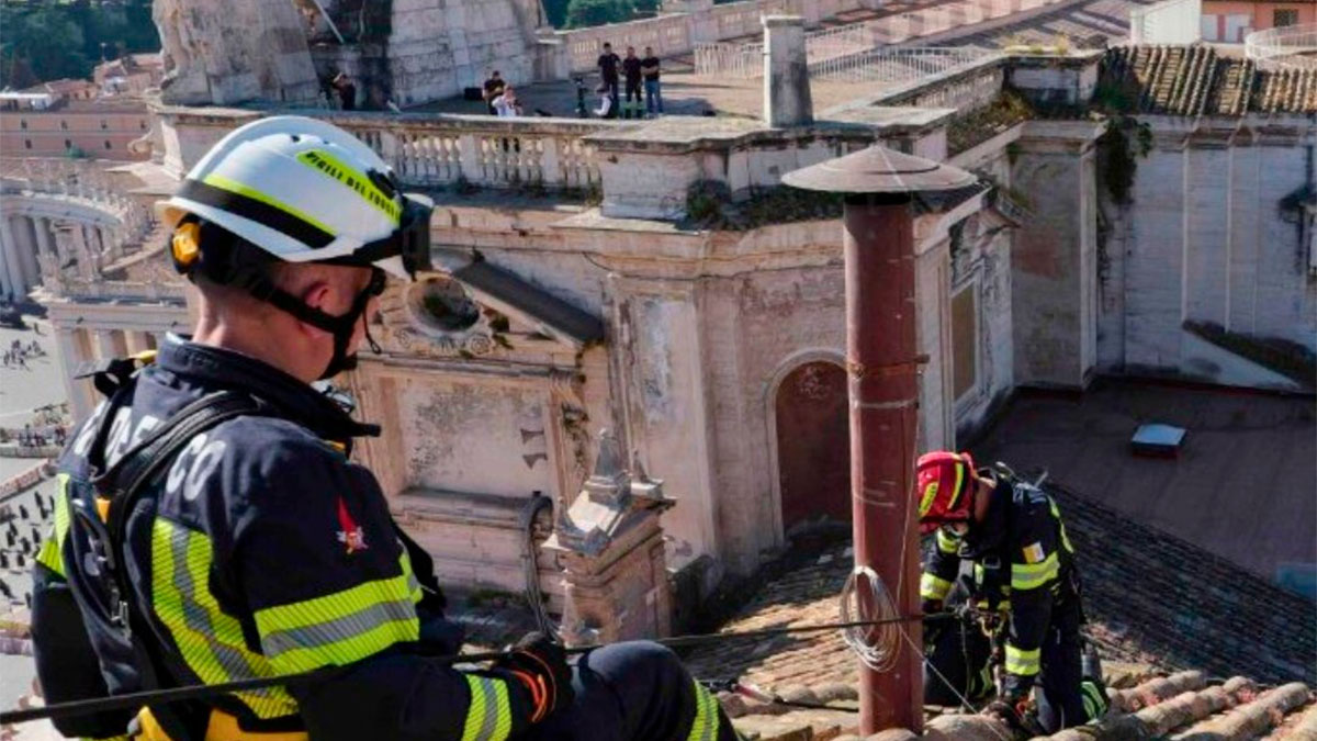 Todo listo en el Vaticano para el cónclave: colocan chimenea en la Capilla Sixtina