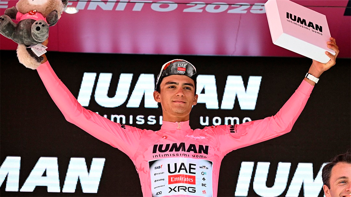 Isaac del Toro hace historia y se viste de rosa en el Giro de Italia