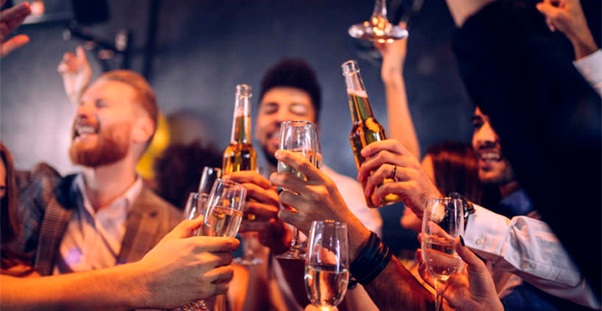 Permitir que adolescentes prueben alcohol eleva riesgo de abuso en la adultez: estudio