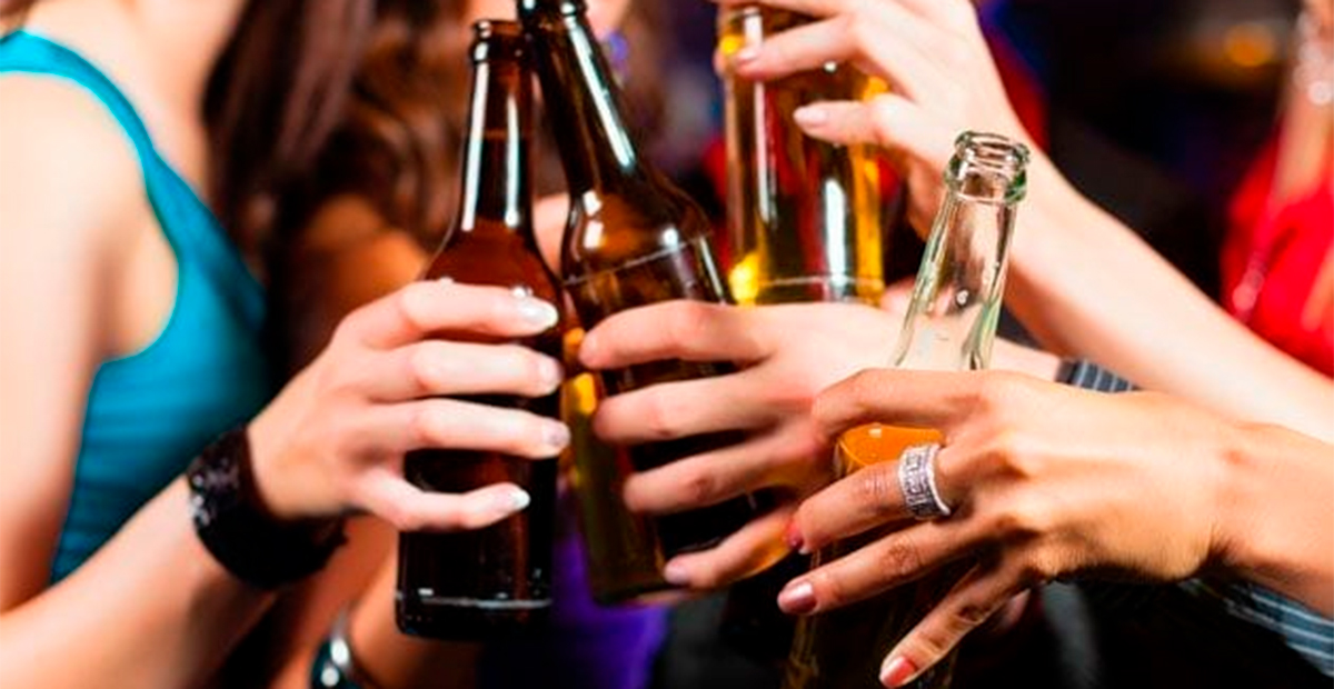Permitir que adolescentes prueben alcohol aumenta riesgo de consumo problemático en la adultez, revela estudio