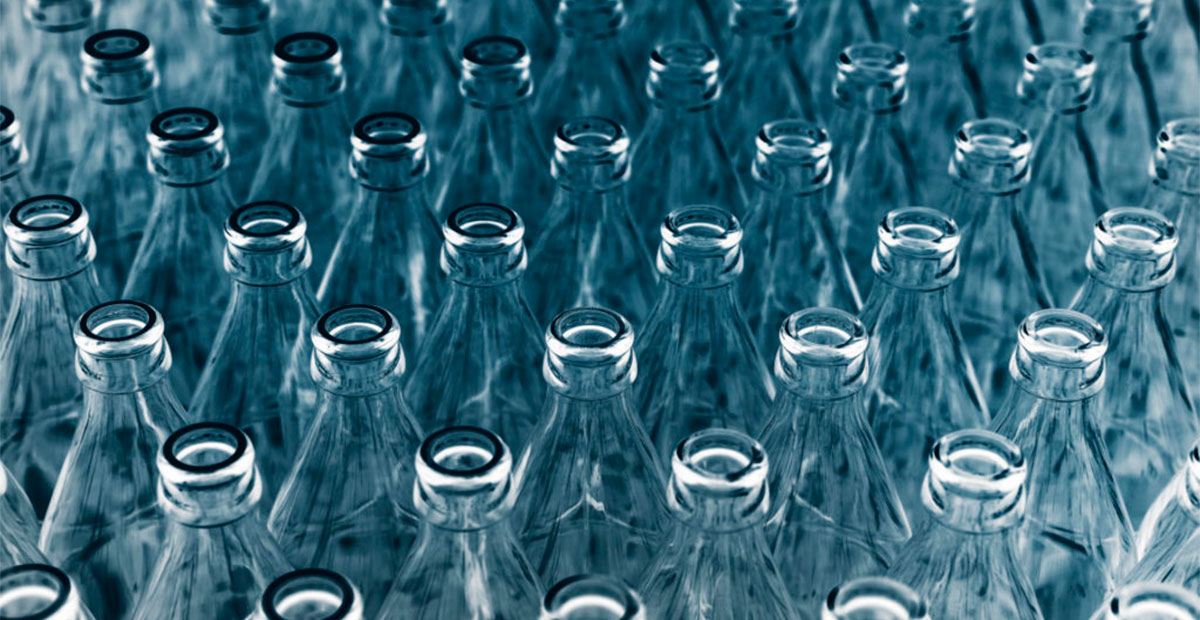 Botellas de vidrio contienen más microplásticos que las de plástico, revela estudio francés