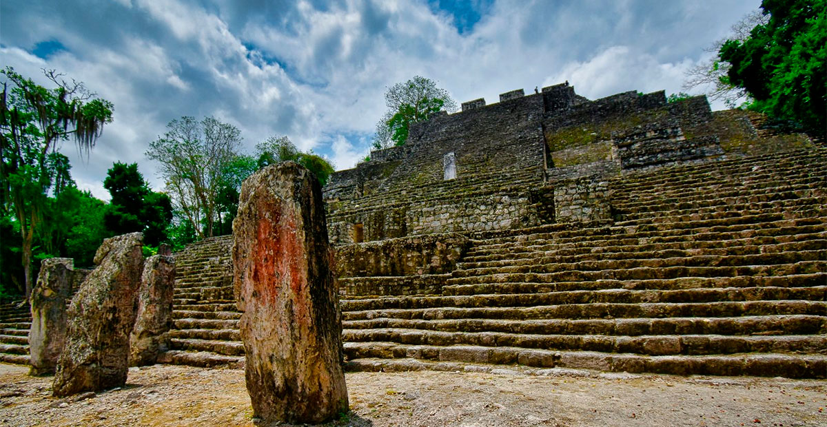 Hallan en Calakmul panel maya con figura de cautivo; el hallazgo replantea extensión urbana del sitio