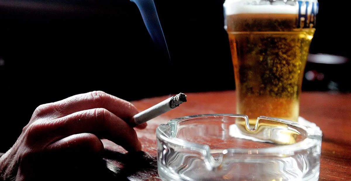 Proponen impuestos más altos a tabaco, alcohol y ultraprocesados para financiar salud pública