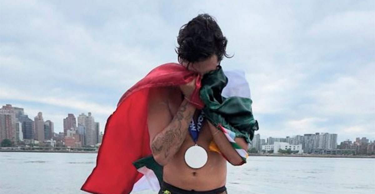 David Olvera rompe récord mundial al nadar alrededor de Manhattan en tiempo récord