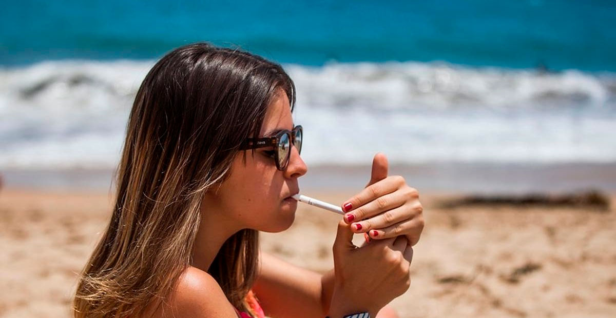 Francia prohíbe fumar en playas y parques: confusión y rechazo marcan su primer día