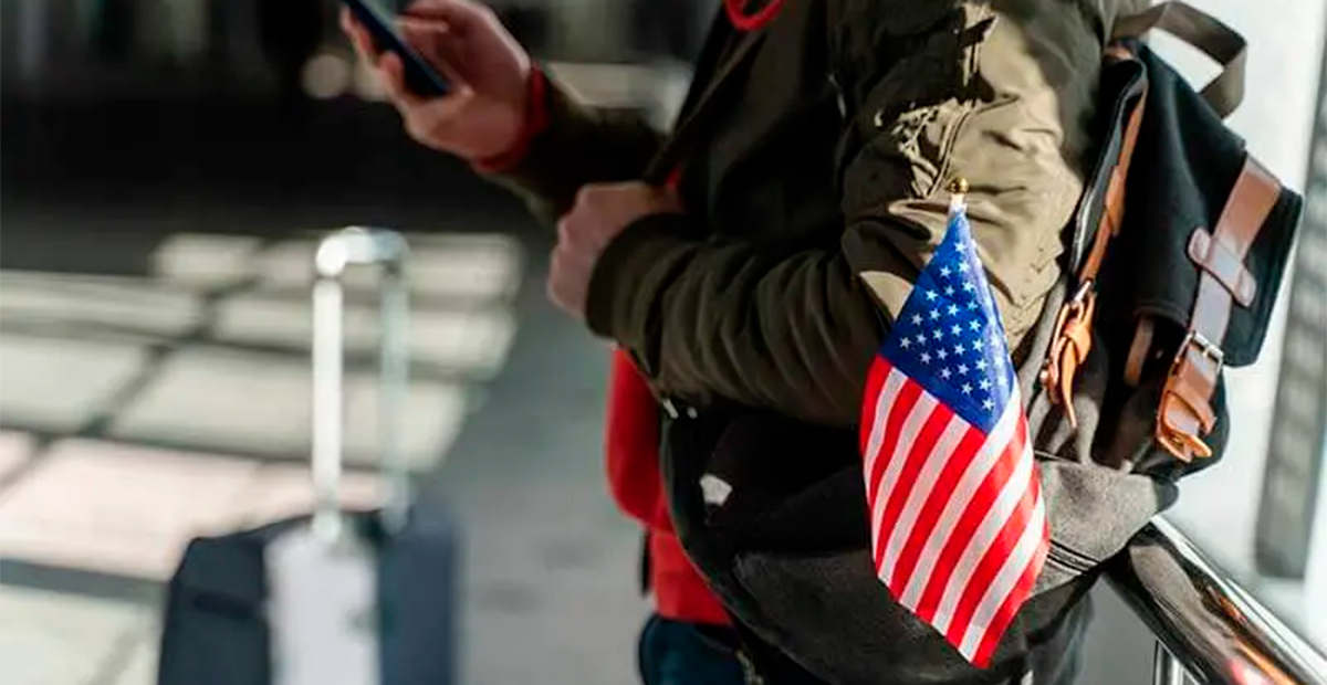 Trump firma nueva orden para restringir entrada a viajeros de más de una docena de países