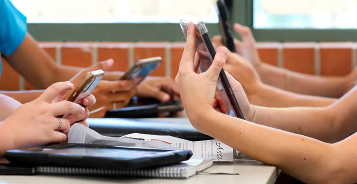 Querétaro prohíbe uso de celulares en escuelas para proteger a menores en el entorno digital