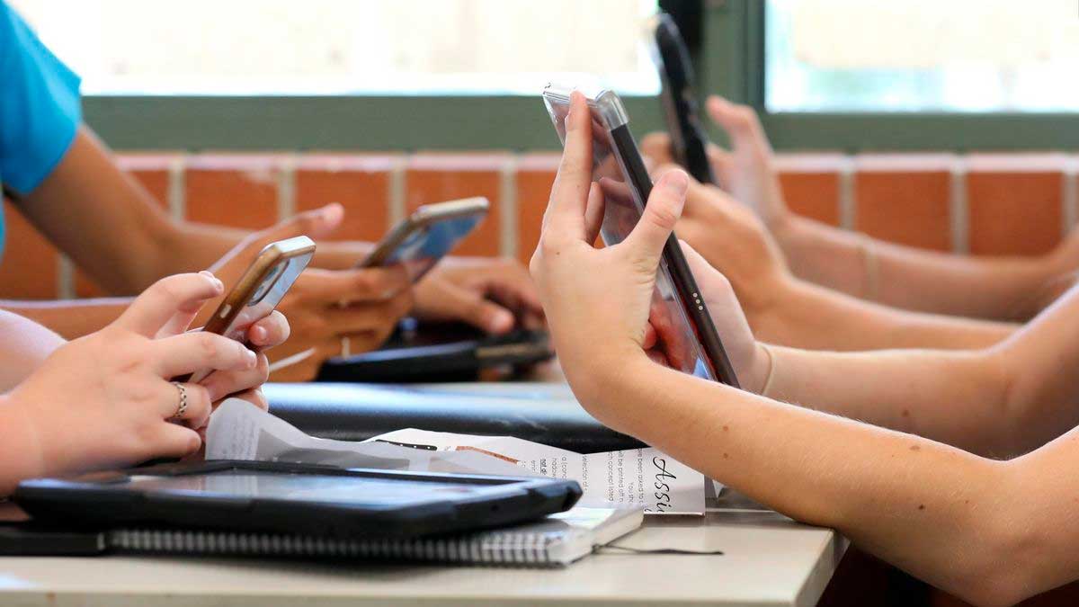 Alertan sobre impacto del uso temprano de smartphones en la salud mental juvenil