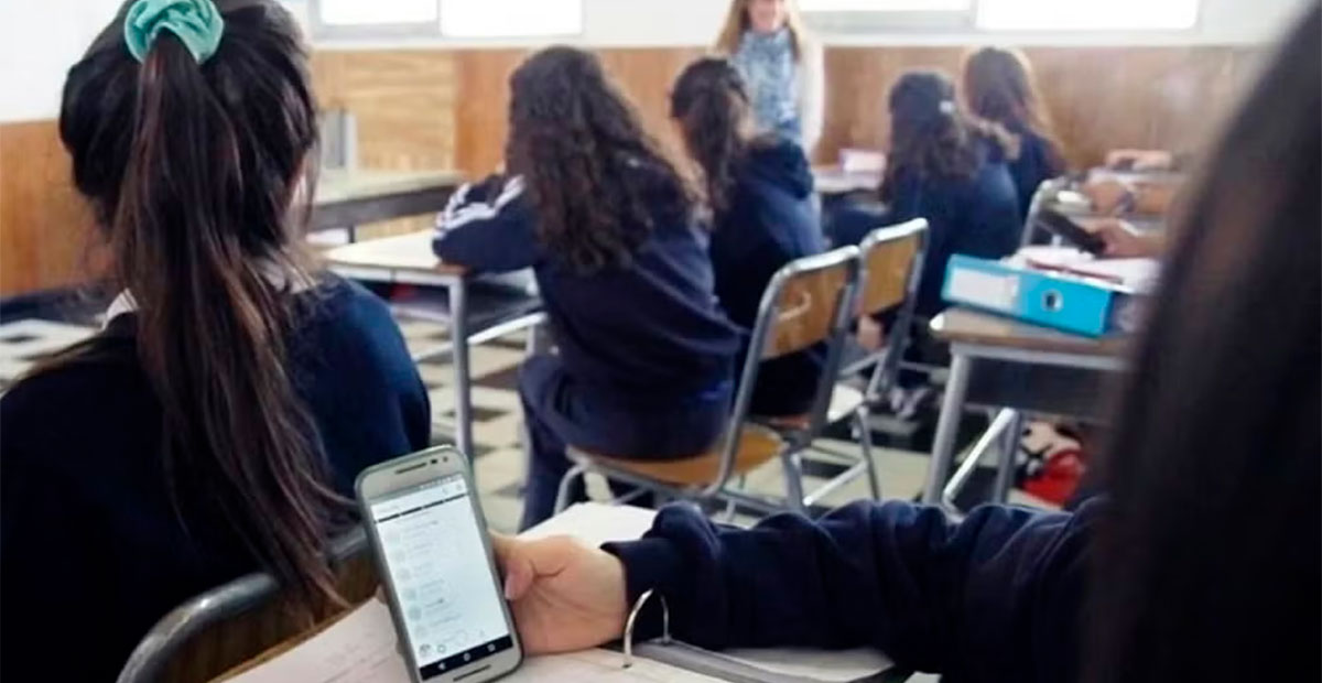 Prohibir celulares en escuelas mejora concentración y ambiente escolar: estudio en Países Bajos