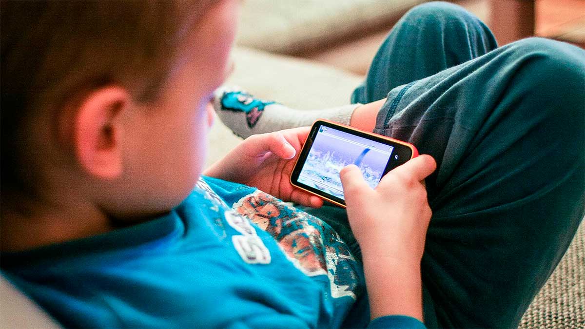 El uso temprano de smartphones se asocia con baja autoestima en jóvenes: estudio global