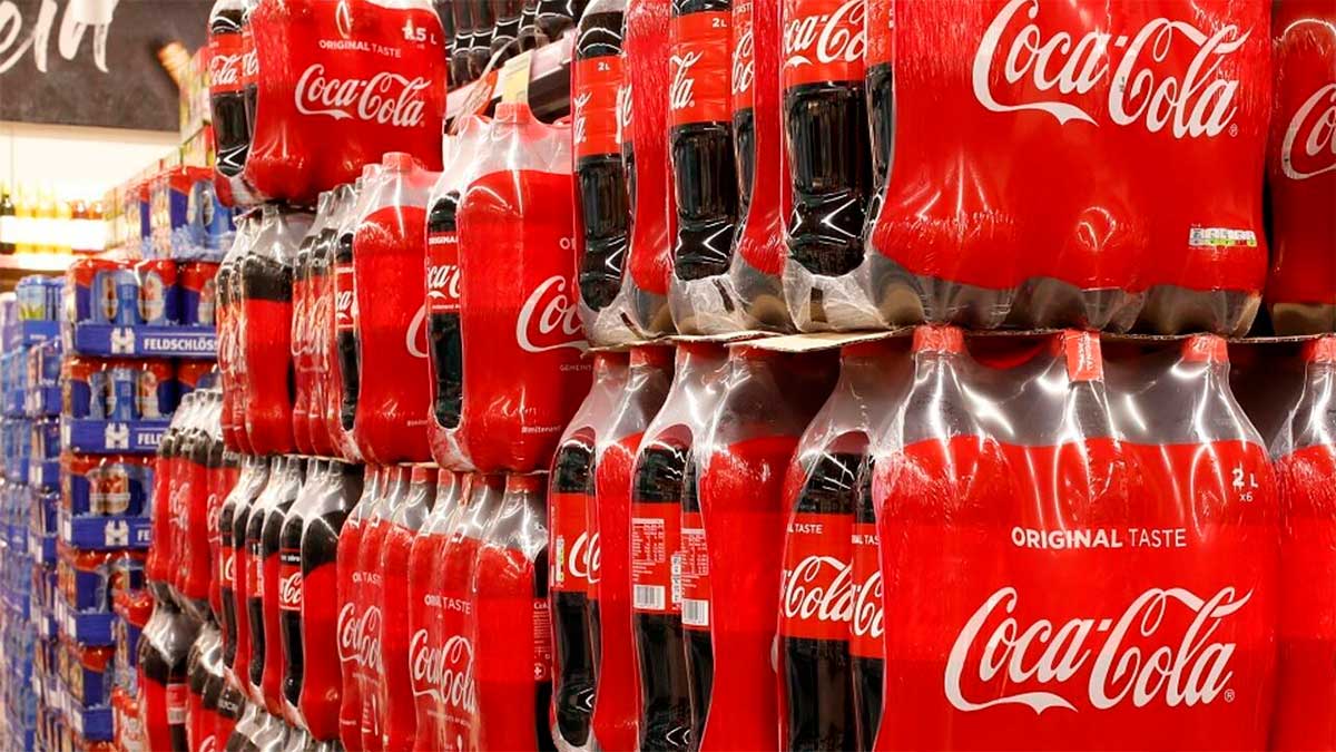 Trump anuncia cambio en la fórmula de Coca-Cola; la empresa no lo confirma