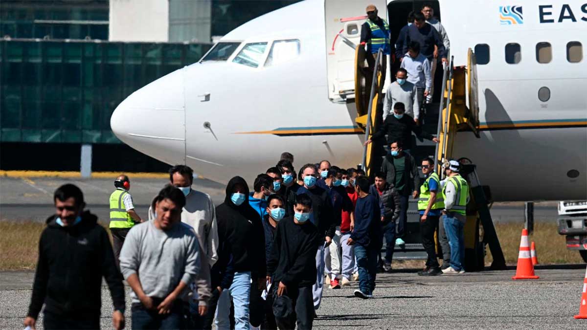 Mexicanos deportados regresan con facilidades para importar sus bienes