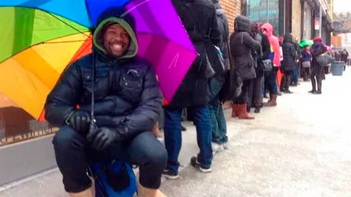 Convirtió la espera en un negocio: Robert Samuel y su empresa de hacer fila por otros