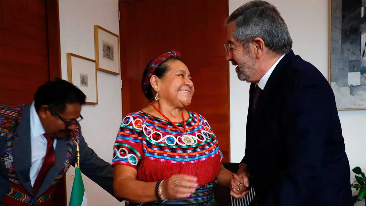 Rigoberta Menchú recibe la nacionalidad mexicana de manos del canciller De la Fuente
