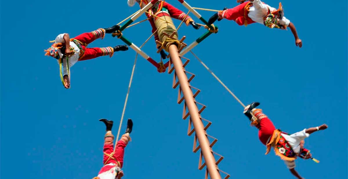 Suspenden ritual de Voladores de Papantla tras desplome de estructura