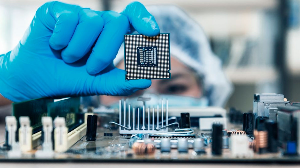 Trump anuncia arancel del 100% a chips y semiconductores importados