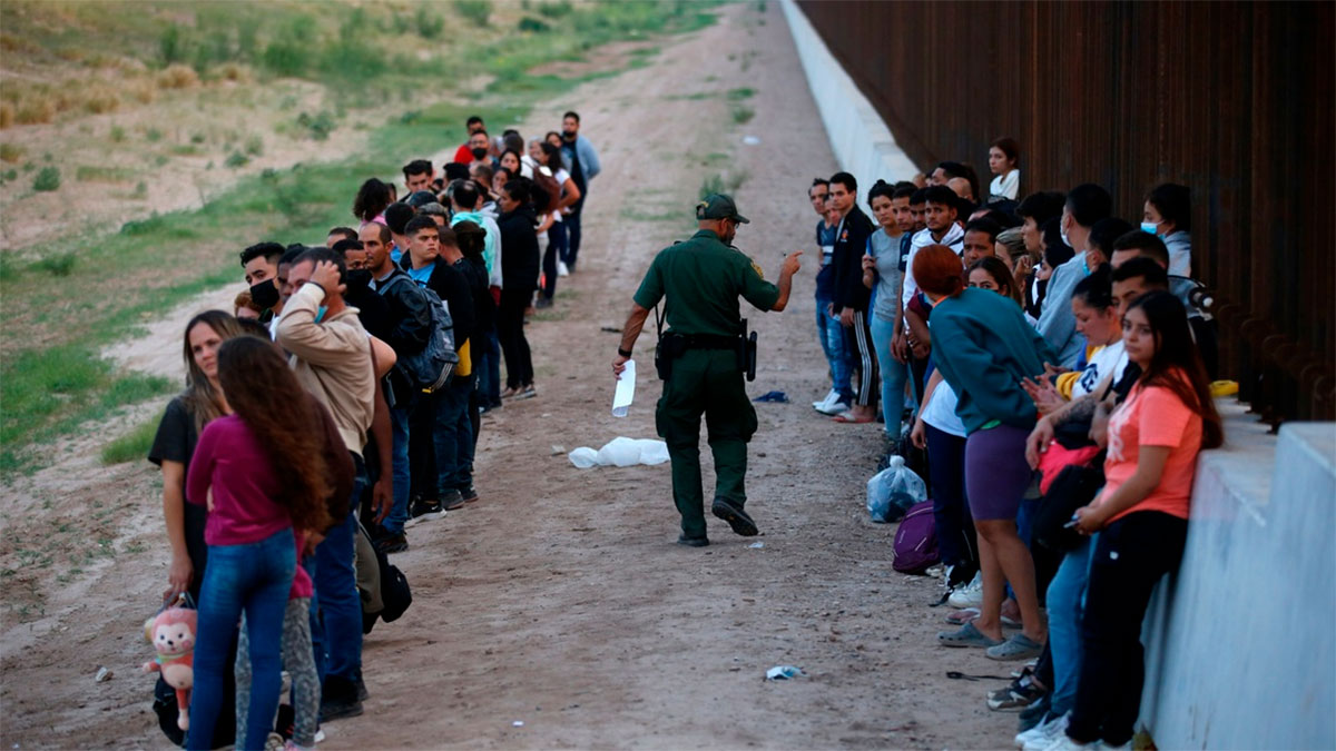 Un millón de migrantes dejan EU por políticas de Trump, afirma Noem