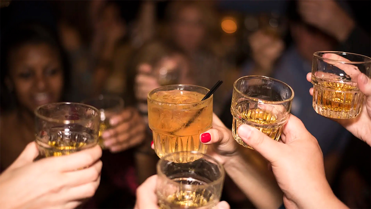 Nuevo estudio revela: incluso una copa de alcohol aumenta el riesgo de demencia