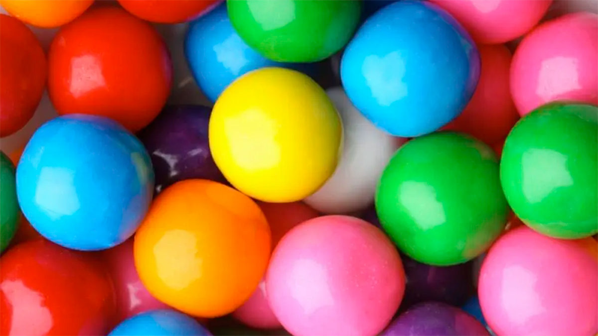 Estudio revela que los chicles liberan cientos de microplásticos en nuestra boca