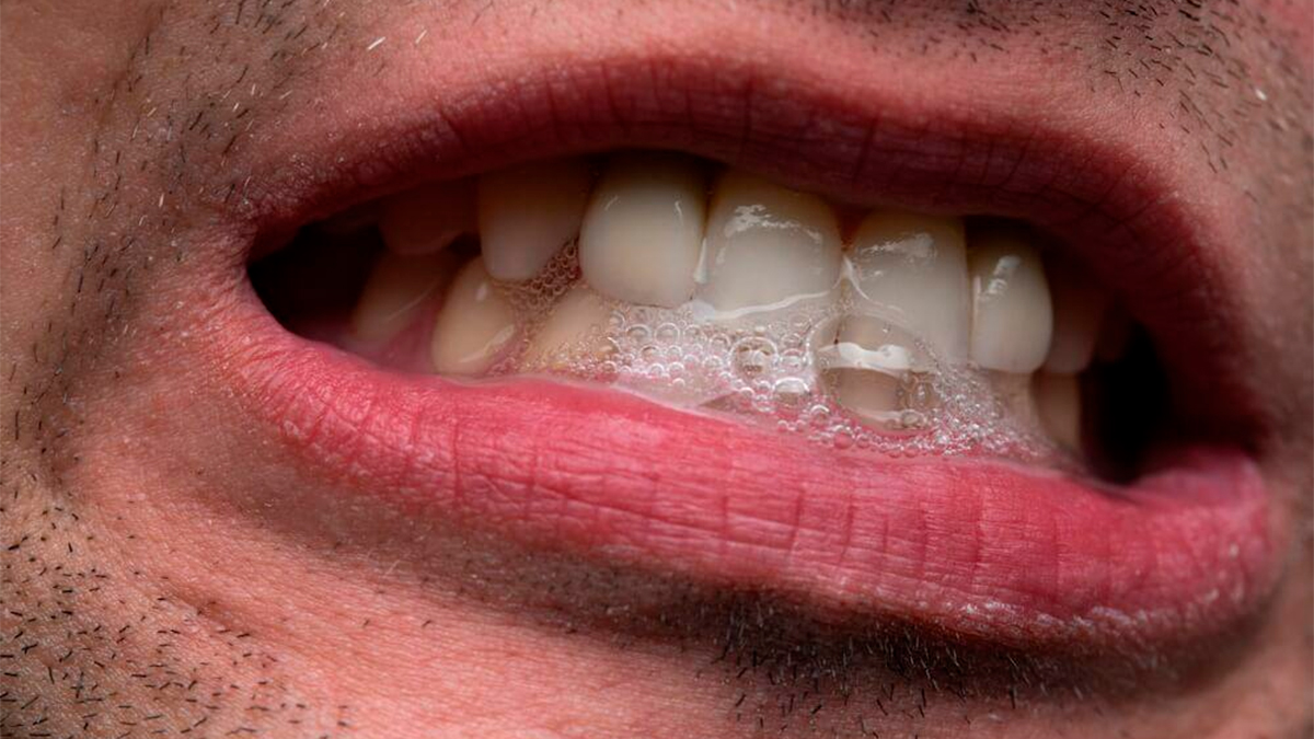 El jugo de frutas no es el villano: un nuevo estudio revela cómo la saliva protege la salud dental