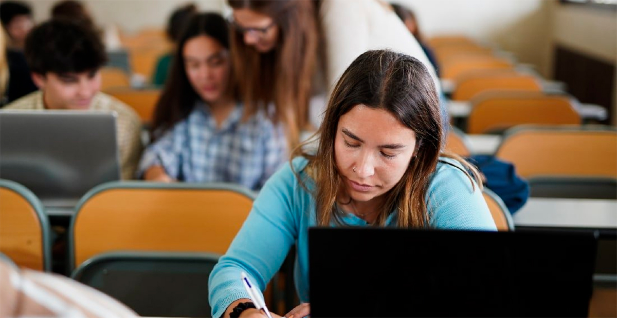 Jóvenes universitarios en México enfrentan más desempleo que quienes solo cursaron secundaria: OCDE