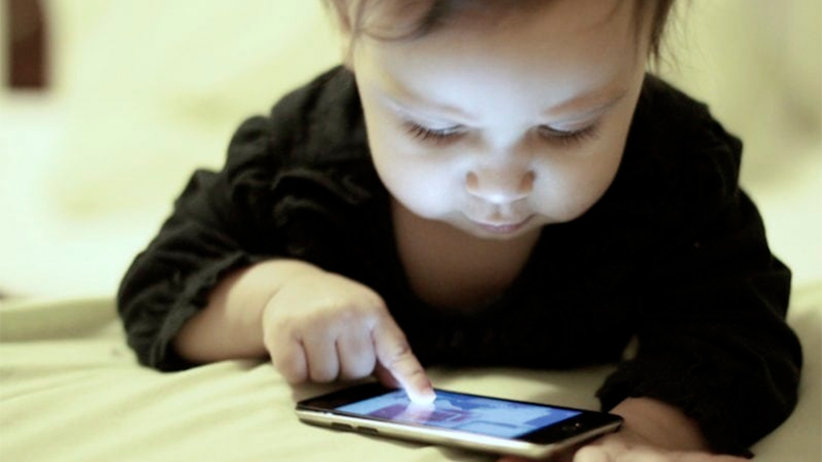 Bebés dependientes del celular: la alarmante adicción digital que afecta el desarrollo infantil
