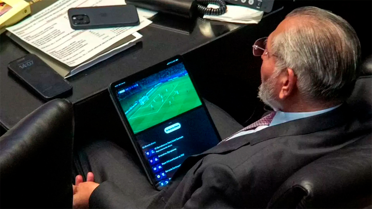 “Ni para dormir ni para ver futbol”: proponen sancionar a legisladores distraídos con un día sin sueldo