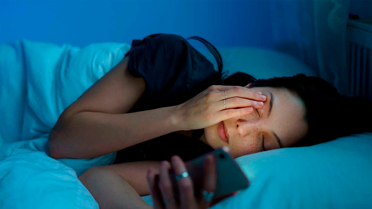 Dormir más, rendir mejor: estudio revela que limitar el celular ayuda a la salud mental de adolescentes