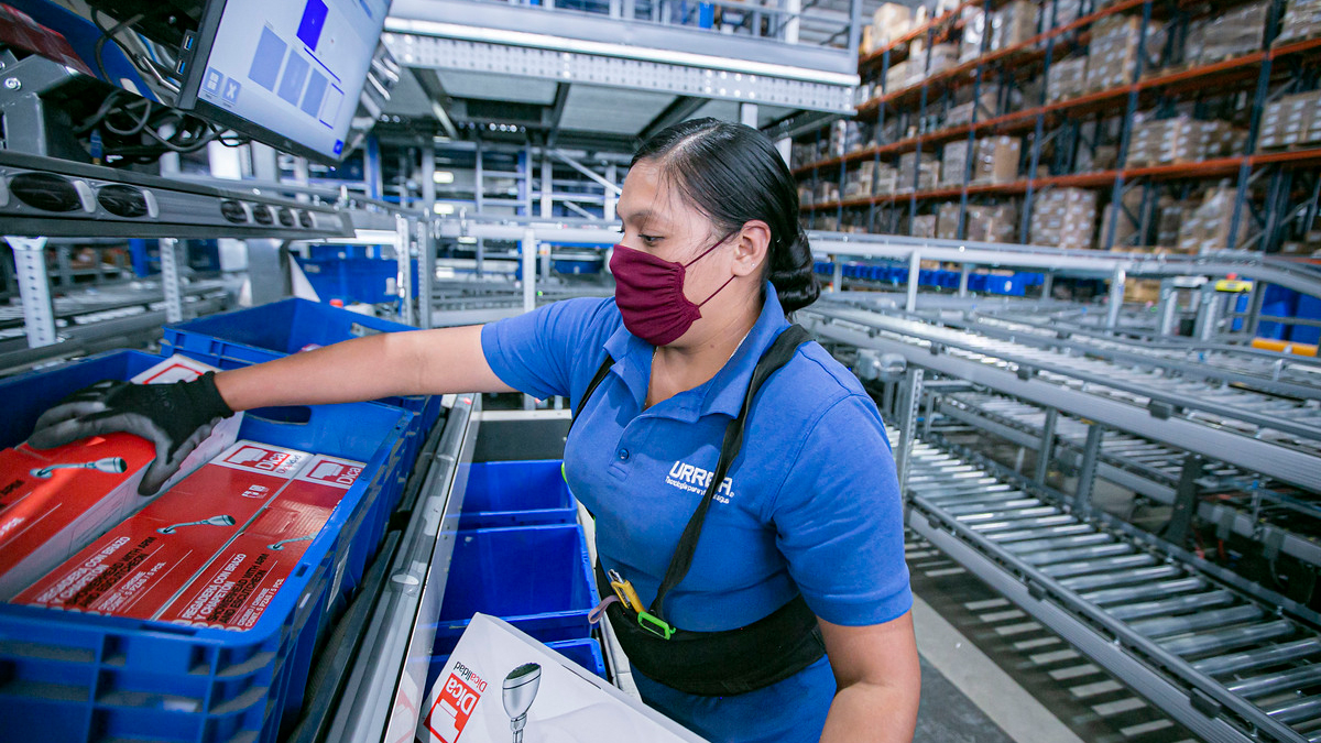 Crece el empleo en México, pero más de la mitad trabaja en la informalidad: Inegi